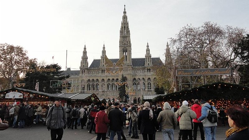 DSC01094 01.JPG -  Rathaus  (Városháza).  Előtérben a Rathaus Platz, a karácsonyi vásár területe. 